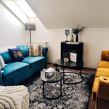 Spacious Flat & Parking Possibility, 3 Stops To Wenceslav Square Praha Bagian luar foto