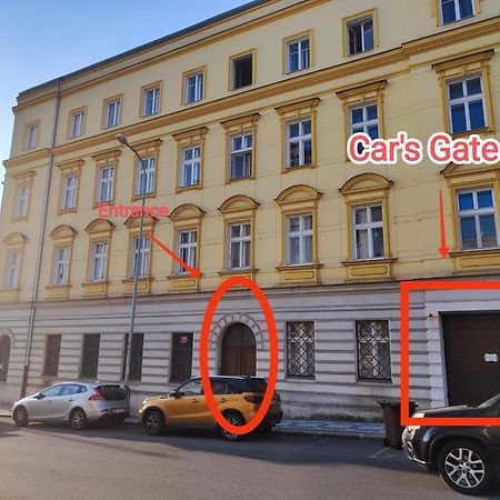 Spacious Flat & Parking Possibility, 3 Stops To Wenceslav Square Praha Bagian luar foto