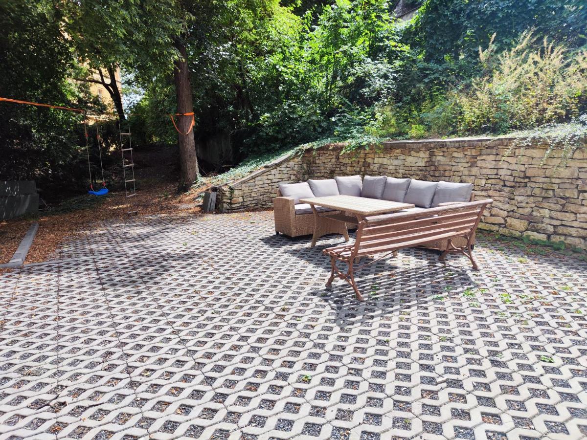 Spacious Flat & Parking Possibility, 3 Stops To Wenceslav Square Praha Bagian luar foto