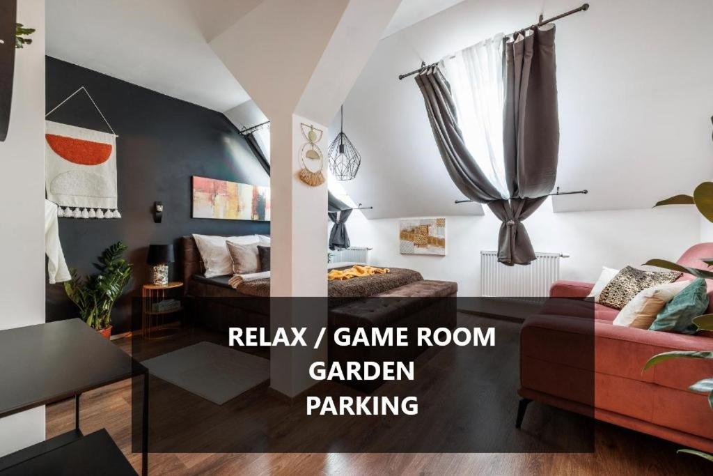 Spacious Flat & Parking Possibility, 3 Stops To Wenceslav Square Praha Bagian luar foto