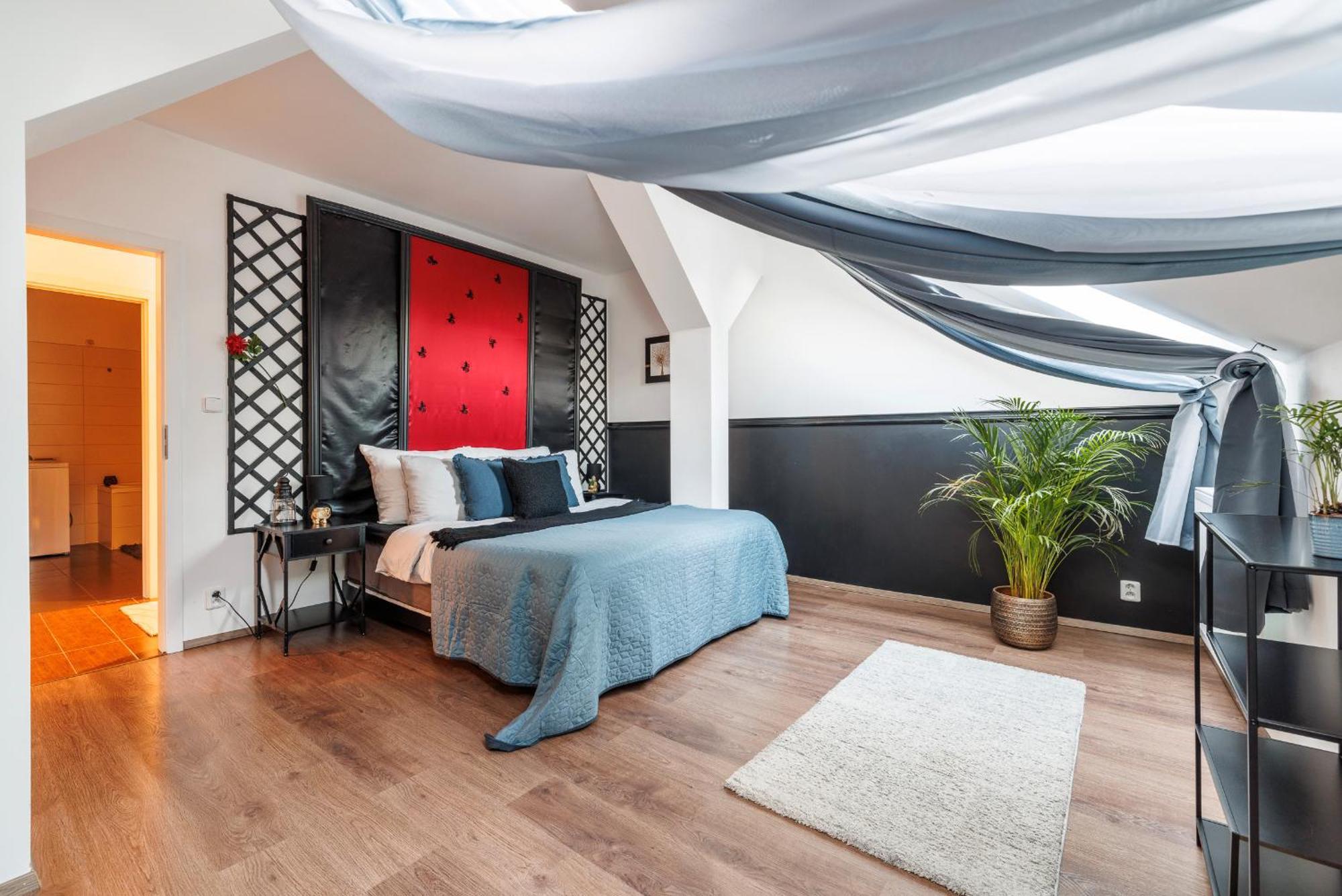 Spacious Flat & Parking Possibility, 3 Stops To Wenceslav Square Praha Bagian luar foto