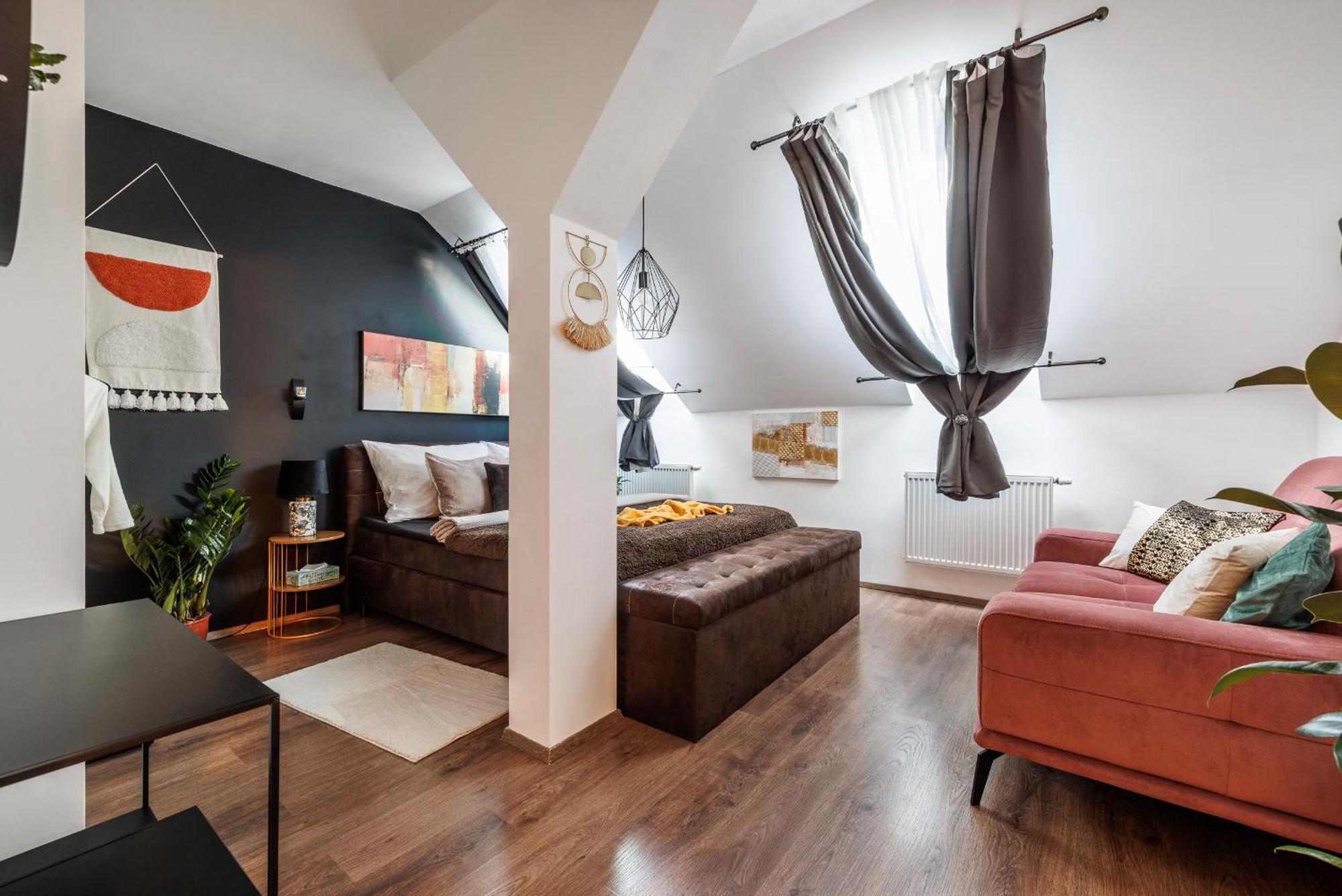 Spacious Flat & Parking Possibility, 3 Stops To Wenceslav Square Praha Bagian luar foto