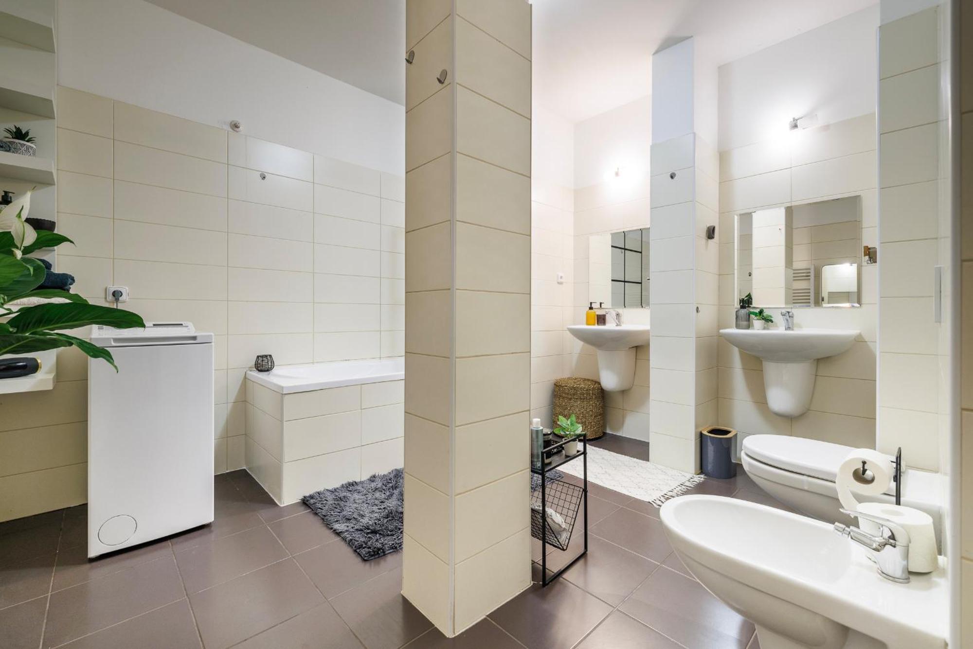 Spacious Flat & Parking Possibility, 3 Stops To Wenceslav Square Praha Bagian luar foto