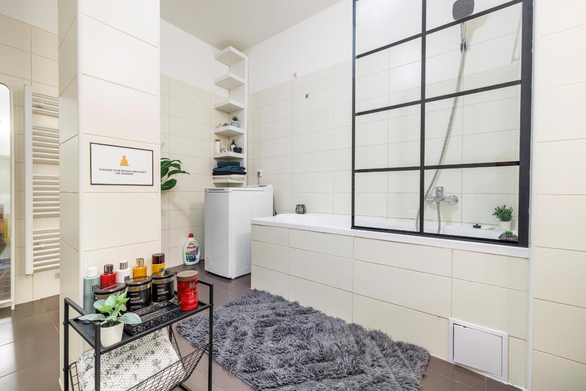 Spacious Flat & Parking Possibility, 3 Stops To Wenceslav Square Praha Bagian luar foto
