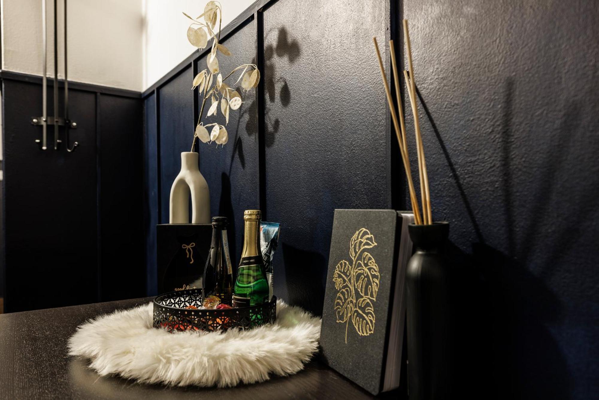 Spacious Flat & Parking Possibility, 3 Stops To Wenceslav Square Praha Bagian luar foto