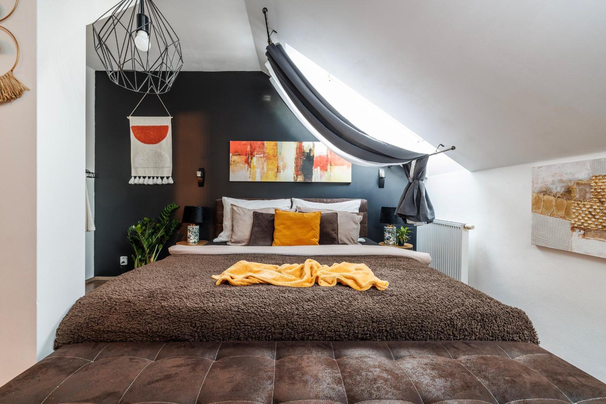 Spacious Flat & Parking Possibility, 3 Stops To Wenceslav Square Praha Bagian luar foto