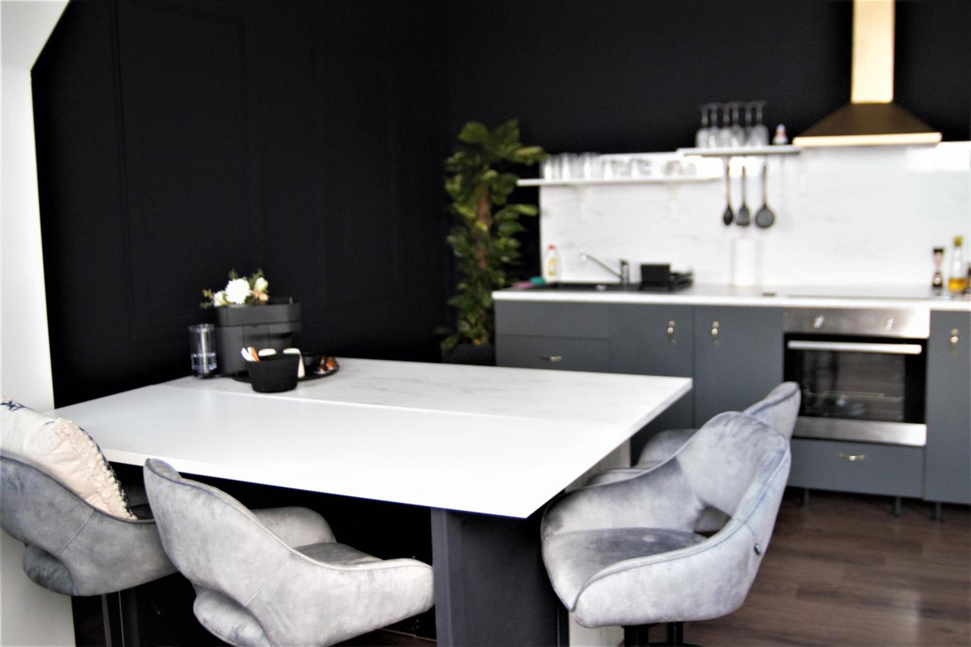 Spacious Flat & Parking Possibility, 3 Stops To Wenceslav Square Praha Bagian luar foto